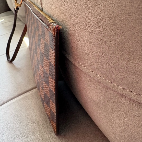 Louis Vuitton Brown Wallet with Iconic Checkered Design - Picture 4 of 12